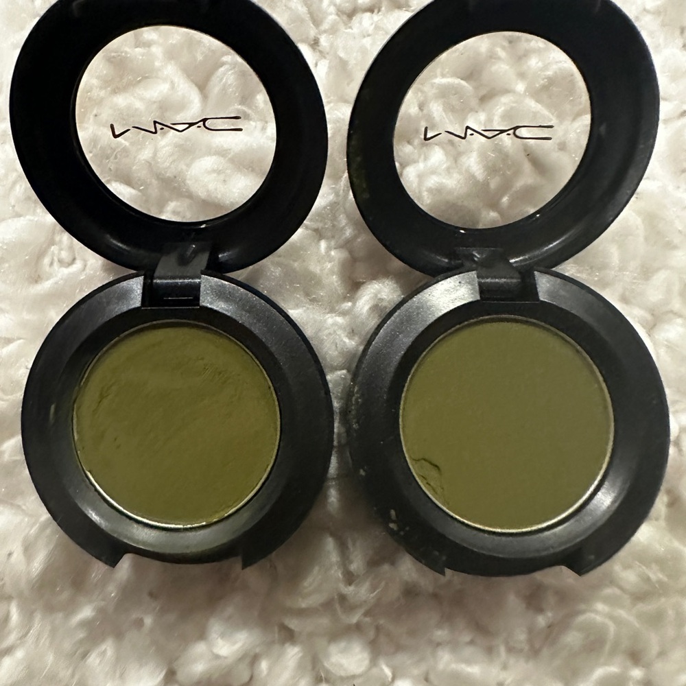 MAC Eyeshadow Pair “Mo Money-Mo Problems” - Picture 2 of 9